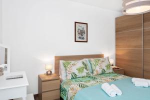 Posteľ alebo postele v izbe v ubytovaní Comfortable 3-Bedroom Apartment with Balcony and Fast Wi-Fi - 10 Minutes from Old Town
