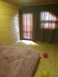 una habitación con una alfombra y una pelota en el suelo en Banik, en Khust