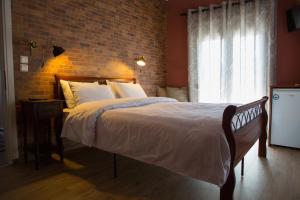 Un pat sau paturi într-o cameră la Guesthouse Monopati - Ξενώνας Μονοπάτι