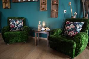 A seating area at Guesthouse Monopati - Ξενώνας Μονοπάτι