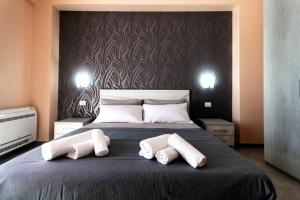 1 dormitorio con 1 cama grande y 2 almohadas blancas en L'AURORA, en Piedimonte Etneo