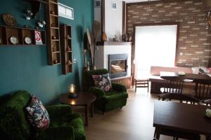 A seating area at Guesthouse Monopati - Ξενώνας Μονοπάτι