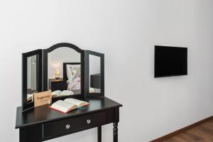 Μια τηλεόραση ή/και κέντρο ψυχαγωγίας στο Comfortable 3-Bedroom Apartment with Balcony and Fast Wi-Fi - 10 Minutes from Old Town