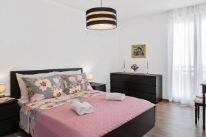 Ένα ή περισσότερα κρεβάτια σε δωμάτιο στο Comfortable 3-Bedroom Apartment with Balcony and Fast Wi-Fi - 10 Minutes from Old Town