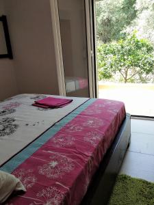 uma cama num quarto com uma janela em Majia 2 bedroom apartment em Gerani
