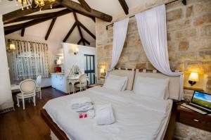 een slaapkamer met een groot wit bed in een kamer bij Renaissance Estate in Rosh Pinna