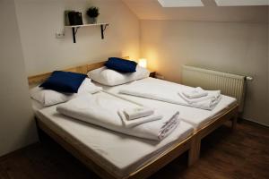 Postel nebo postele na pokoji v ubytování Penzion a restaurace U ŘEKY