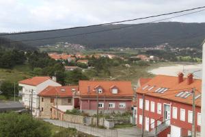 vistas a una ciudad con casas y un río en Apartamento San Roque, en Finisterre
