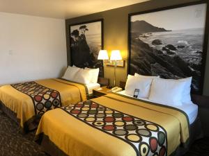 En eller flere senge i et værelse på Super 8 by Wyndham Fort Bragg