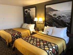 Tempat tidur dalam kamar di Super 8 by Wyndham Fort Bragg