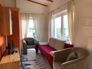 - un salon avec un canapé et une fenêtre dans l'établissement Haus Ischia, à Binz