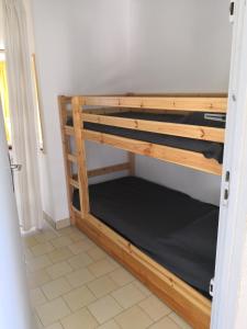 a room with two bunk beds in a room at Studio calme à Giens , 2 pas du port et des plages in Hyères