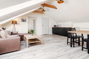 una sala de estar con un sofá y una mesa en Olejna 12, en Lublin