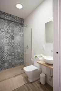 阿爾戈多納萊斯的住宿－EL PALOMAR，浴室配有卫生间、盥洗盆和淋浴。