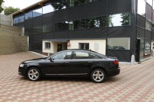 ein schwarzes Auto, das vor einem Gebäude parkt in der Unterkunft Hotel Lafonte in Karlsbad