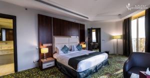 une chambre d'hôtel avec un lit et une chaise dans l'établissement LeChateau Boutique Hotel, à Djeddah 29 autres photos