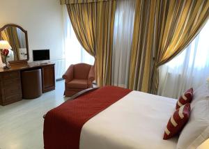 A bed or beds in a room at Albergo Italia