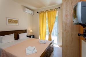 A bed or beds in a room at Cretamos Seaside Villas Még 37 kép