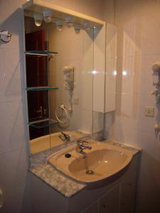 a bathroom with a sink and a mirror at Gemelos XII - Fincas Arena in Benidorm