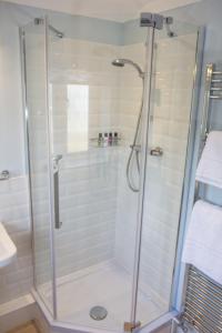 una doccia con porta in vetro in bagno di Shaftesbury Modern Annexe a Shaftesbury