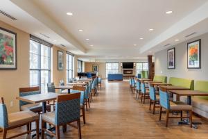 A restaurant or other place to eat at Comfort Inn & Suites Schenectady - Scotia