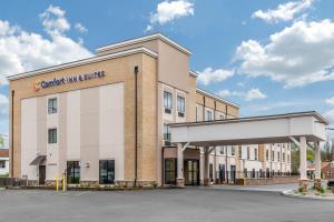 un rendimiento de un edificio con una gasolinera en Comfort Inn & Suites Schenectady - Scotia, en Schenectady