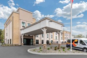 un bâtiment avec une camionnette garée devant lui dans l'établissement Comfort Inn & Suites Schenectady - Scotia, à Schenectady