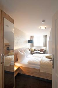 Postel nebo postele na pokoji v ubytování Hotel & Gutsgasthaus Köberle
