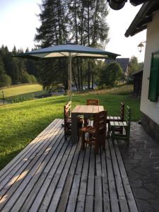einen Tisch und Stühle mit einem Sonnenschirm auf einer Terrasse in der Unterkunft il Finferlo in Bellamonte