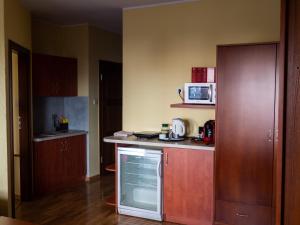 małą kuchnię z blatem i kuchenką mikrofalową w obiekcie Apartament Stare Miasto 1 w Elblągu