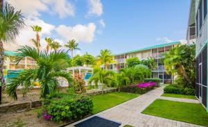 Foto de la galería de Seven Mile Beach Resort en West Bay