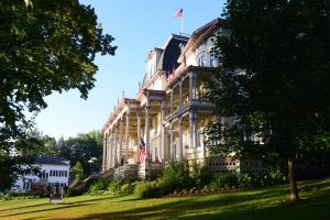 un gran edificio con una bandera americana delante de él en Athenaeum Hotel en Chautauqua