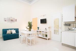 Casa Napoletana - Alighieri في نابولي: غرفة معيشة مع طاولة وأريكة زرقاء