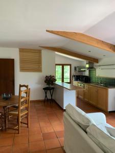 - une cuisine avec un canapé et une table dans une chambre dans l'établissement Maison Moutas, au Thoronet