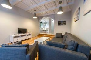 salon z dwiema kanapami i telewizorem w obiekcie RETRO HOUSE w Sztutowie