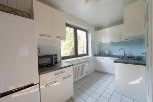 Kuchnia lub aneks kuchenny w obiekcie RETRO HOUSE