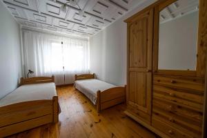 sypialnia z dwoma łóżkami i dużym oknem w obiekcie RETRO HOUSE w Sztutowie