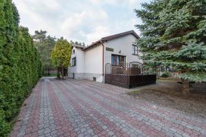 podjazd z cegły przed białym domem w obiekcie RETRO HOUSE w Sztutowie