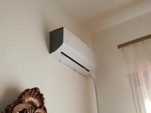 a tv on the corner of a wall in a room at casa vacanze Toto e Nina in Aradeo