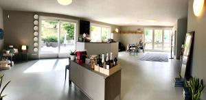 una sala de estar con una barra con botellas de vino en Cornelle Hotel, en Valbrembo