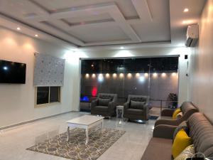 sala de estar con sofás y mesa en شاليه الماسة en Taif