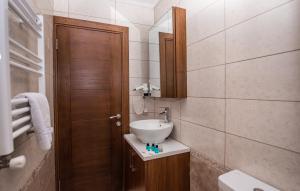 uma casa de banho com um lavatório e uma porta de madeira em Carina Apart Hotel em Istambul