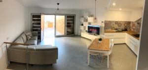 una cucina e un soggiorno con divano e tavolo di Casa Bonita Médano a El Médano