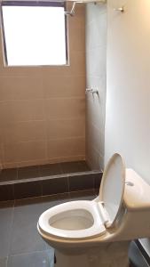 a bathroom with a toilet with a window and a shower at Hermosa Casa Campestre en Villeta in Villeta +17 photos