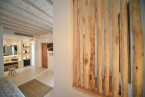 una sala de estar con una pared de paneles de madera en Myconian Crown Suites, en Kalafatis