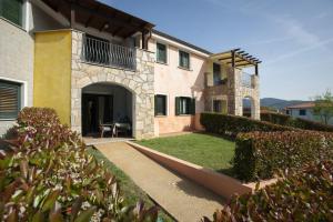 una casa con un arco en el patio en R&Z Getaway, en Santa María