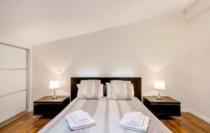 En eller flere senge i et værelse på AZEITÃO DAMAS VILLA + 48 billeder