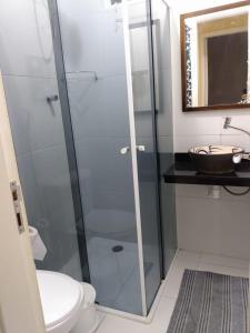 ein Bad mit einer Dusche, einem WC und einem Waschbecken in der Unterkunft Guaruja - Enseada in Guarujá