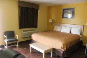 Postel nebo postele na pokoji v ubytování Village Inn Cotulla