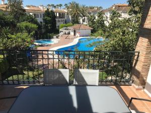Basen w obiekcie Marbella - Estepona beach frontline apartment lub w pobliżu